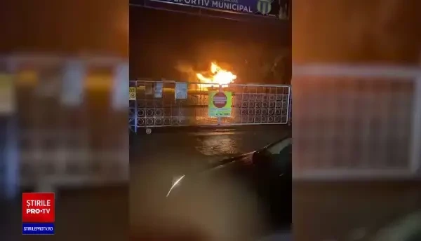 Stadionul din Slobozia a luat foc după ce a fost lovit de trăsnet. A ars tribuna oficială