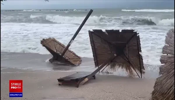 Urmările furtunilor. Râurile secate s-au transformat în torenți. Un drum s-a surpat, iar un parc a fost înghițit de ape