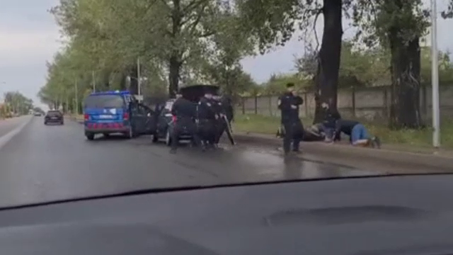 Scandal în plină stradă la Galați. Mai mulți suporteri ai echipei Oțelul Galați au fost atacați de un alt grup