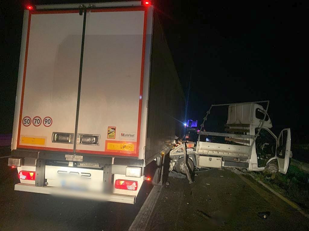 Accident grav pe autostrada A1. Un șofer a murit strivit între autoutilitara sa şi un TIR