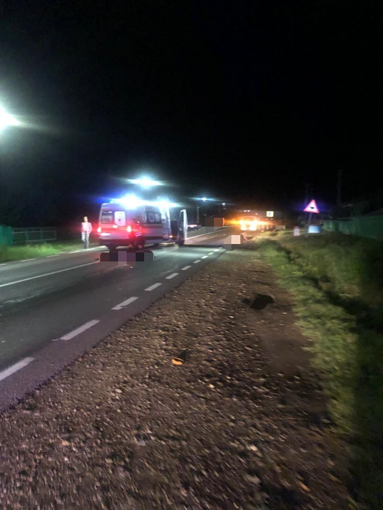 O nouă tragedie pe „Drumul Morții”. Două persoane care mergeau pe mijlocul șoselei au fost spulberate