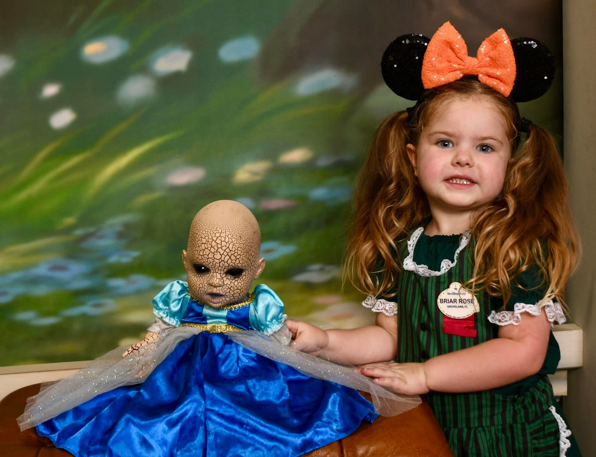 O fetiță refuză să iasă din casă fără păpușa sa înfiorătoare care ar panica pe oricine. GALERIE FOTO