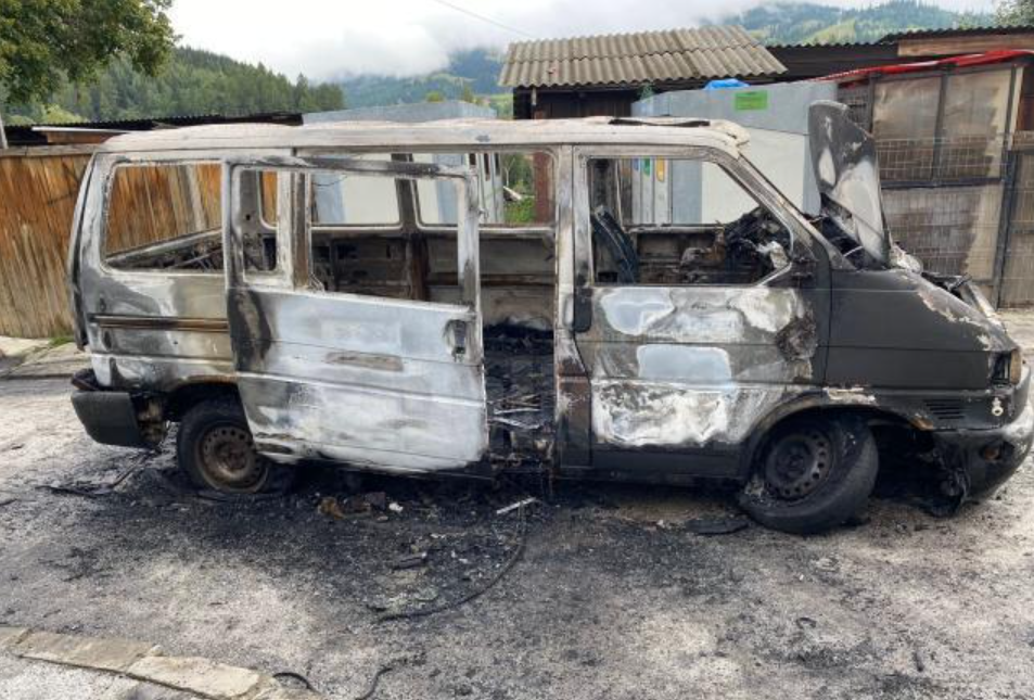 Un șofer băut și fără permis a provocat un accident, iar mașina lui a fost incendiată. Ce au descoperit polițiștii