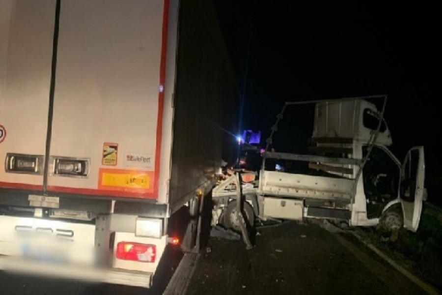 Un bărbat care venea din Italia la înmormântarea tatălui a murit strivit de un TIR, în Timiș