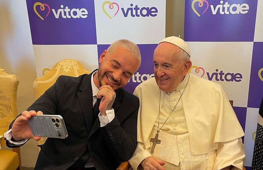 J Balvin și-a făcut un selfie cu Papa Francisc, în Vatican. „Gașca latino” | FOTO