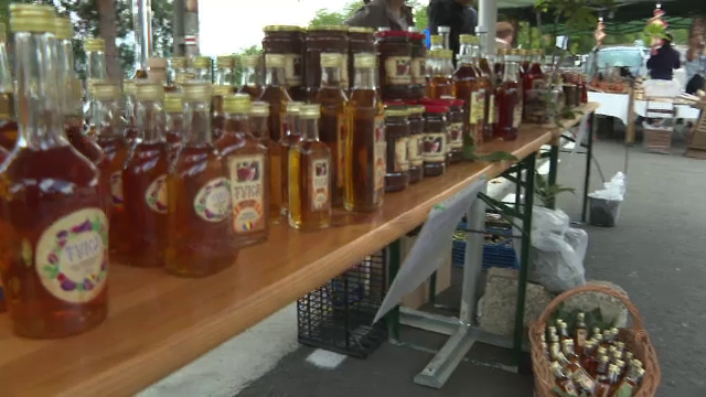 Festival dedicat smochinelor organizat la Sviniţa, în Clisura Dunării. Turiştii au fost așteptați cu vin și ţuică