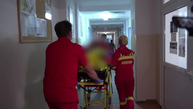 Un băiat de 10 ani a aruncat în sobă o sticlă cu benzină, chiar sub ochii mamei sale. A ajuns la spital cu arsuri