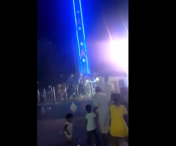 Momentul în care o roată dintr-un parc de distracții se prăbușește de la 15 metri. Sunt 15 persoane rănite | VIDEO