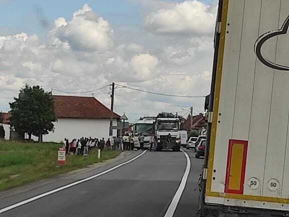 Autocar cu 17 copii, implicat într-un accident în Brașov. Două persoane sunt rănite | FOTO