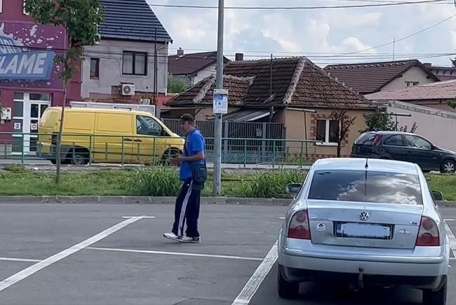 Parcagiu al Primăriei din Arad, beat de abia se ținea pe picioare, a împărțit amenzi. Ce s-a întâmplat după |VIDEO