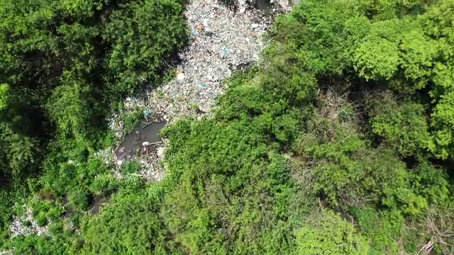 România la PET. Insulele de plastic din ”Delta Carpaților”, unde jumătate dintre localnici aruncă gunoiul pe unde apucă