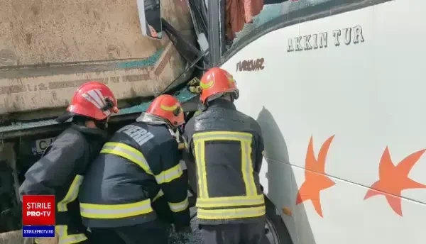 Autocar cu 17 copii, implicat într-un accident în Brașov. Două persoane sunt rănite | FOTO