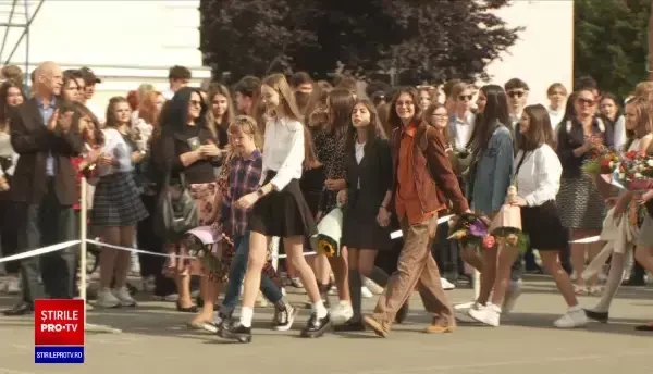 A început școala pentru aproape trei milioane de copii. Ce îi așteaptă în acest an școlar