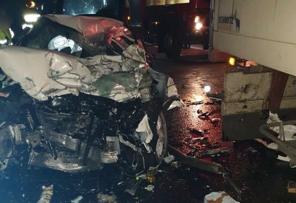 Accident în Suceava. Un bărbat este în stare gravă după ce a intrat cu mașina într-un autocamion