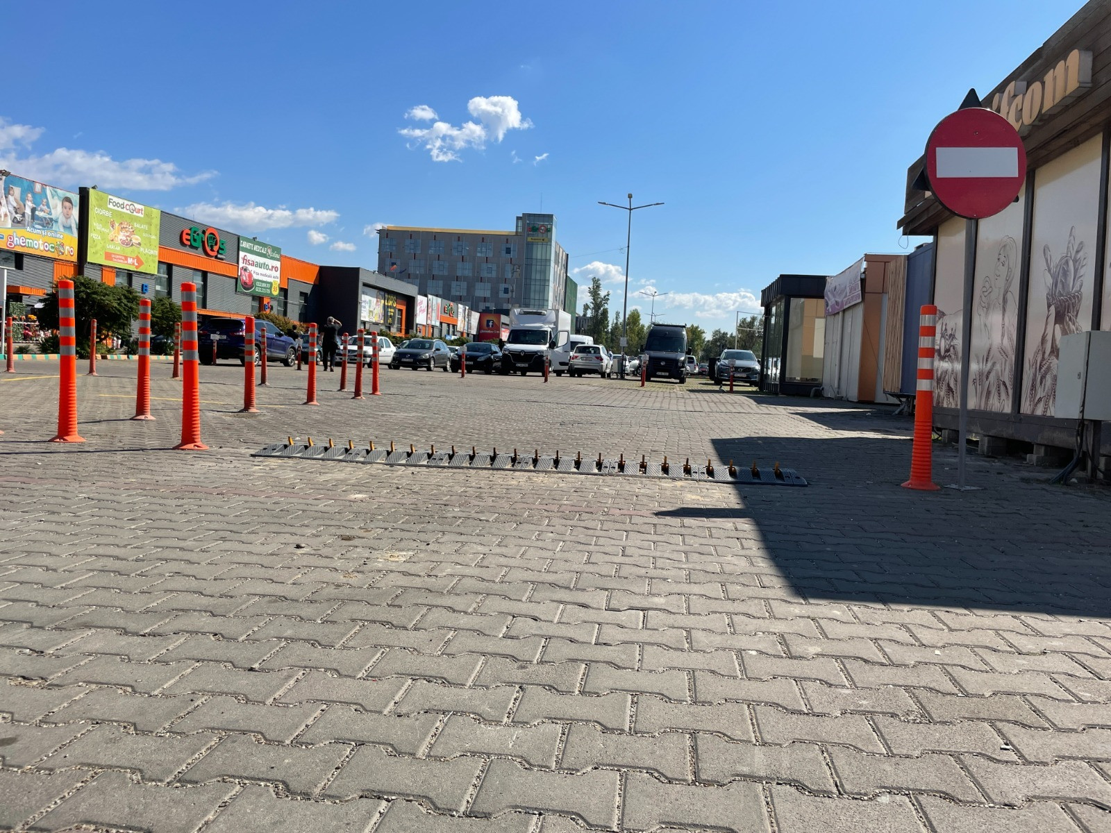 Măsura drastică luată de un complex de magazine. Ce pățesc șoferii care nu respectă semnele de circulație | GALERIE FOTO