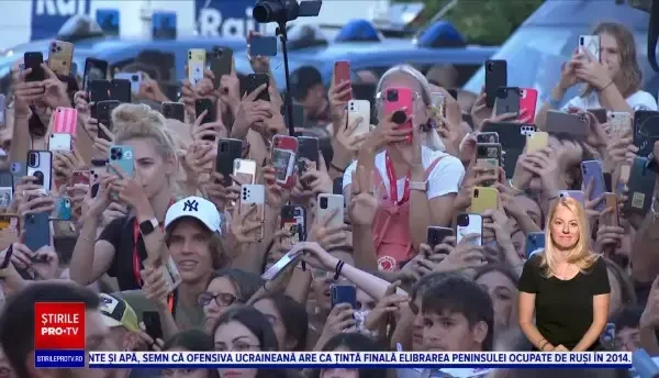 Harry Styles, întâmpinat de o mulțime de fane la Festivalul de Film de la Veneția | GALERIE FOTO