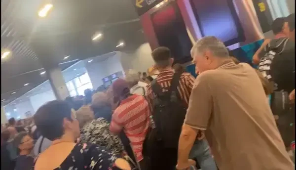 Blue Air suspendă toate zborurile din România. Imagini cu haosul din aeroporturi | GALERIE FOTO