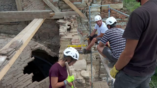 Zeci de voluntari luptă să salveze acoperișul unei biserici vechi de 700 de ani. Clădirea e „abandonată de peste 30 de ani”