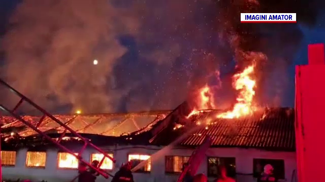 Un atelier de mobilă din județul Timiș a ars într-un incendiu
