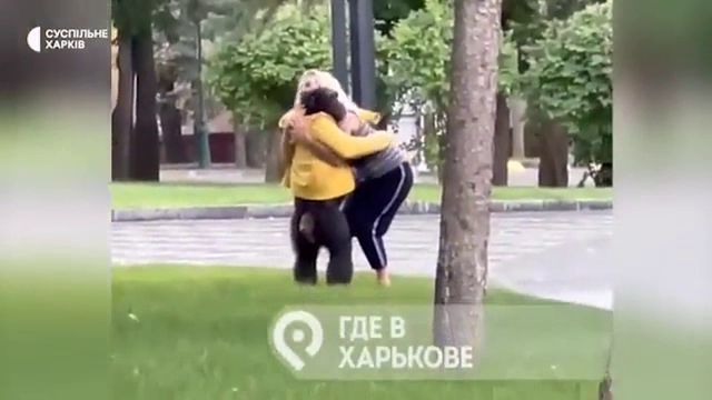 Scenă emoționantă pe străzile orașului ucrainean Harkov. Un cimpanzeu a fost convins de o îngrijitoare să se întoarcă la zoo