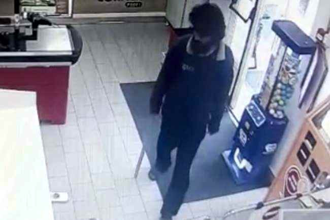 Un individ și-a făcut cumpărăturile cu parul în magazinele din Timișoara. Polițiștii l-au prins, psihiatrii i-au dat drumul