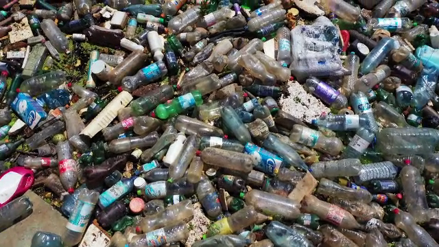 În Lupeni, deșeurile se aruncă ilegal cu „binecuvântarea” primăriei. „Nu știu. E diferență?”