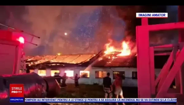 Un atelier de mobilă din județul Timiș a ars într-un incendiu