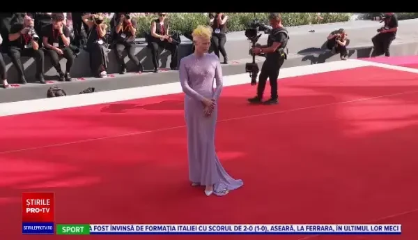 Aparțiile strălucitoare continuă pe covorul roșu de la Veneția. Cum a arătat Penelope Cruz la premiera „On The Fringe”