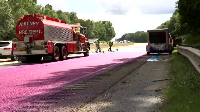 O șosea din Carolina de Sud a devenit roz în urma unui accident. Care este explicația