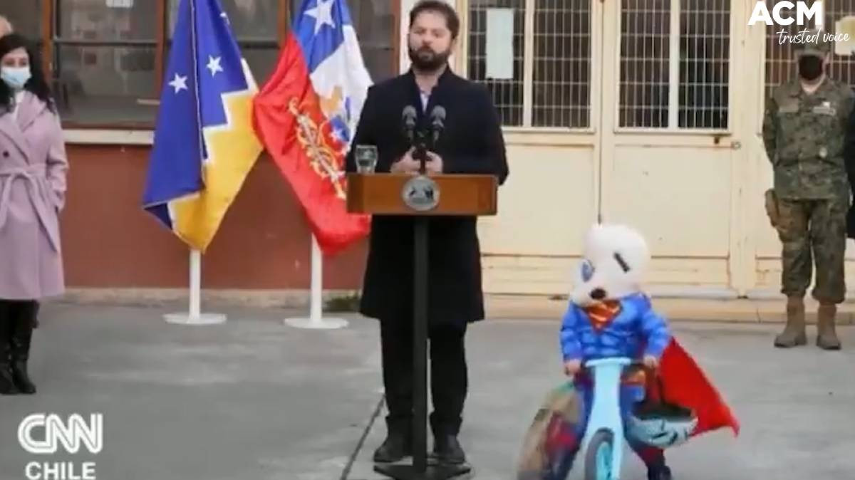 Superman pe bicicletă i-a dat târcoale președintelui din Chile în timpul unui discurs. VIDEO viral