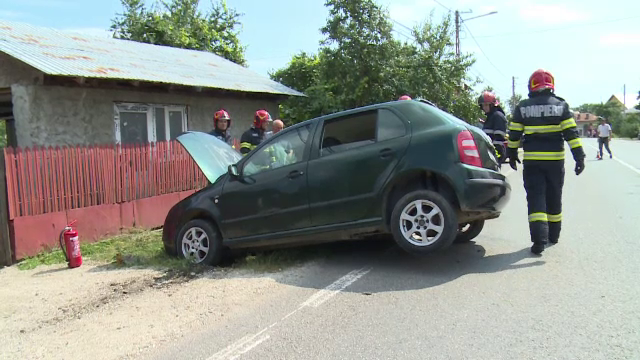 O șoferiță și fetița ei de 6 ani, rănite într-un accident rutier pe Drumul Național 72
