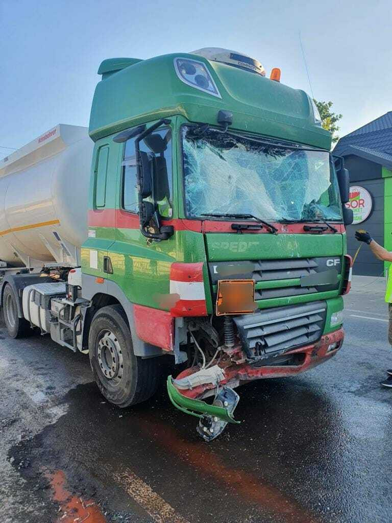 Accident grav în Galați. Șoferul unui TIR nu a fost atent și a lovit un microbuz cu 18 pasageri. VIDEO