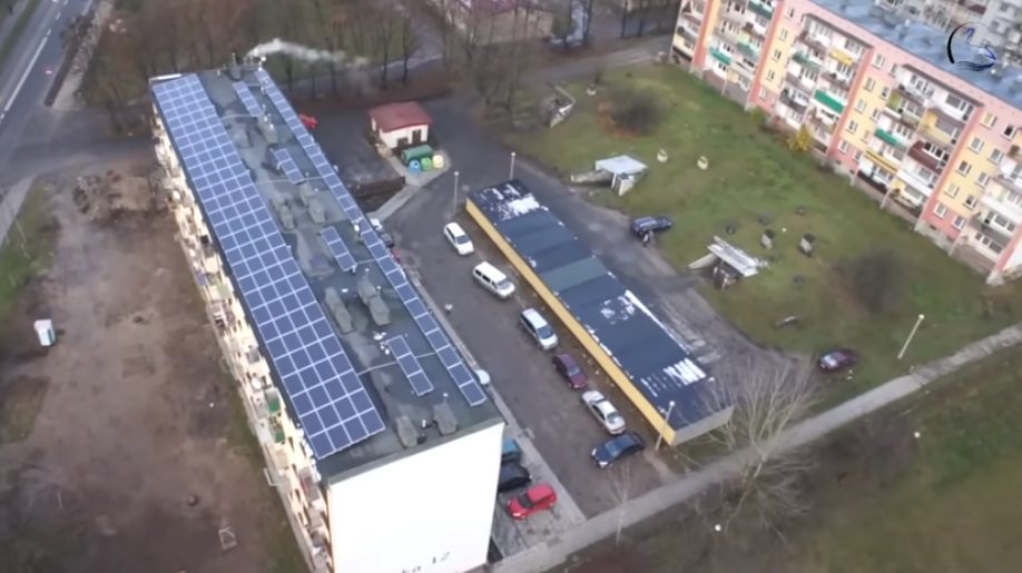 Vecinii au râs de ei, dar acum nu dau niciun ban pe încălzire sau electricitate. Blocul lor e unic în Polonia