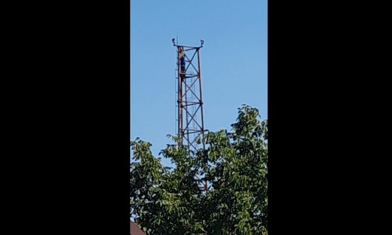 Un individ s-a urcat în vârful releului de la Ciorani, ca să asculte muzică. Oamenii s-au temut că vrea să se arunce