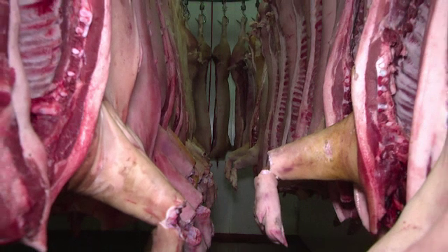 Carnea de porc românească, tot mai rară în magazine. Asociațiile de fermieri trag un semnal de alarmă