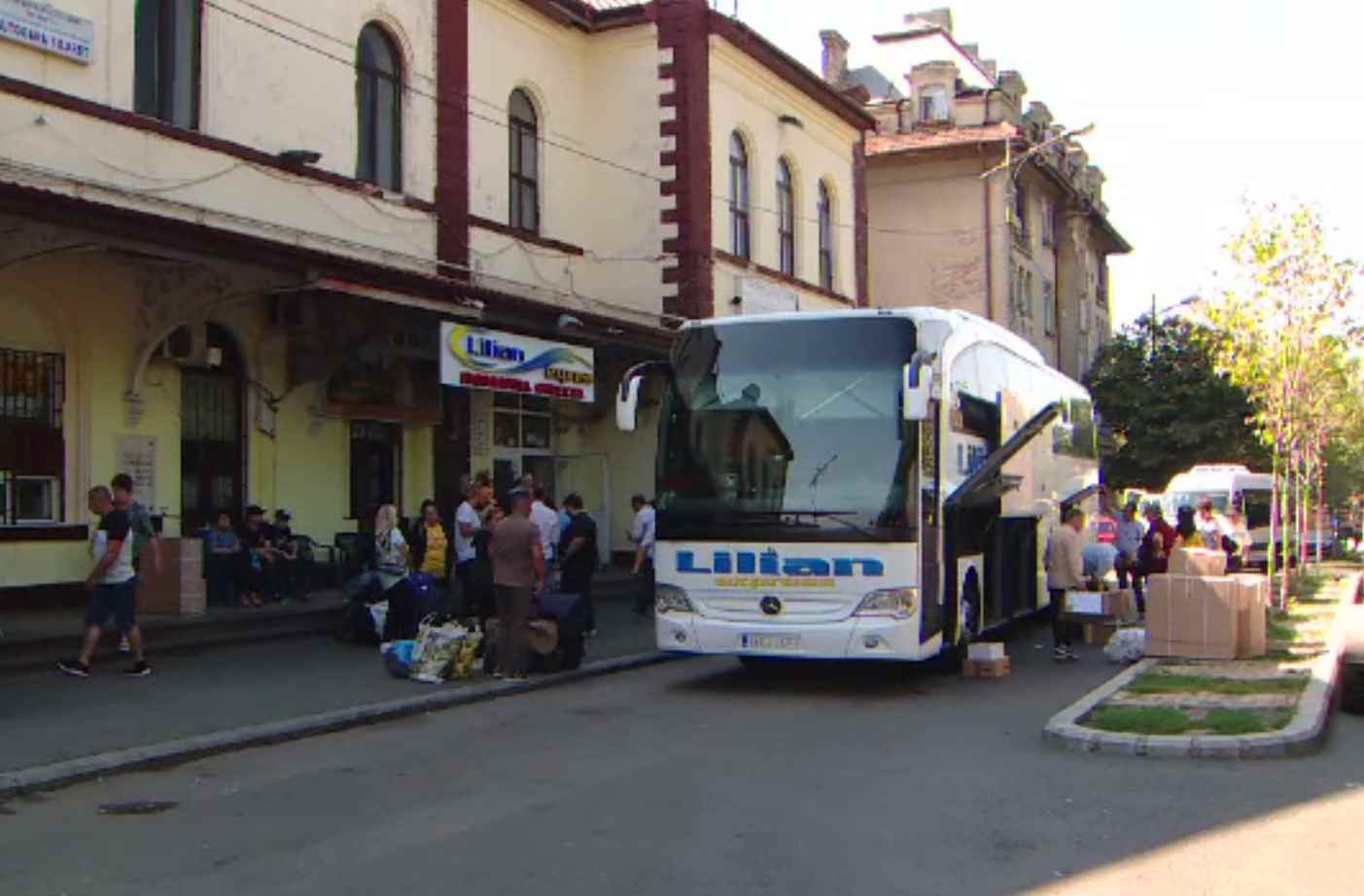 Românii abandonați de Blue Air se întorc, pe rând, acasă. Unii au pus mână de la mână și au închiriat autocare