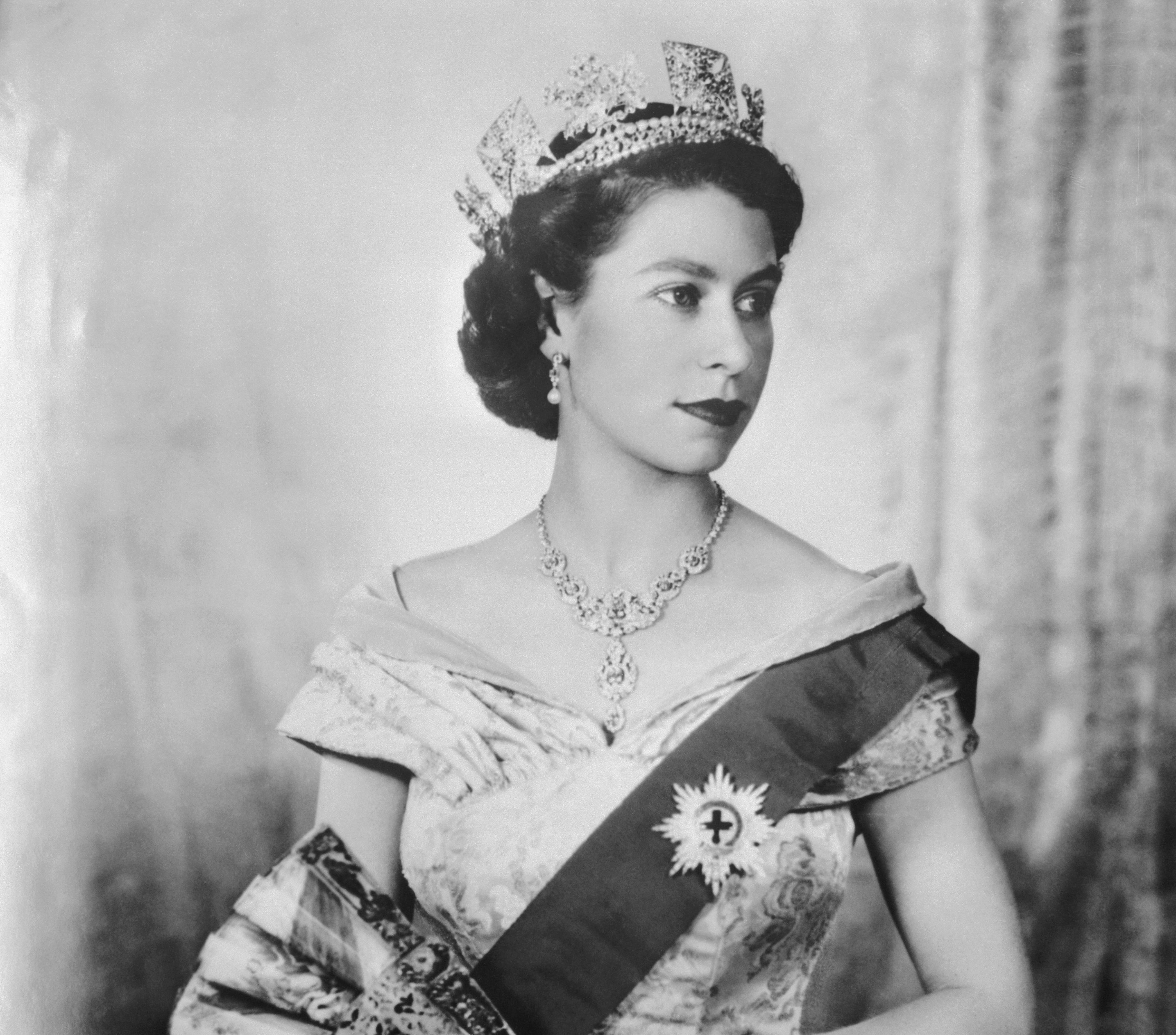 Sicriul reginei Elisabeta a II-a va fi expus pe un catafalc de onoare pentru ca publicul să îi aducă un ultim omagiu