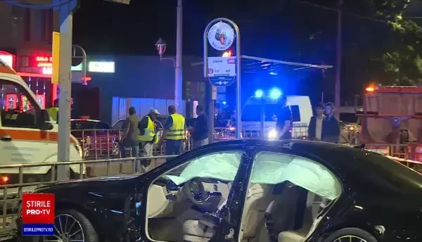 Un șofer a murit după ce a lovit un refugiu de tramvai în București. Un olandez din apropiere a scăpat ca prin minune