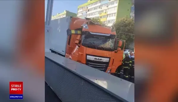 Autoritățile au reținut TIR-ul șoferului turc care s-a înfipt în limitatorul de înălțime. La cât au ajuns pagubele