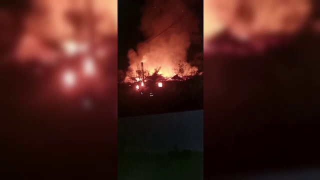 Trei familii din județul Bacău au rămas fără adăpost după ce casa lor a ars într-un incendiu