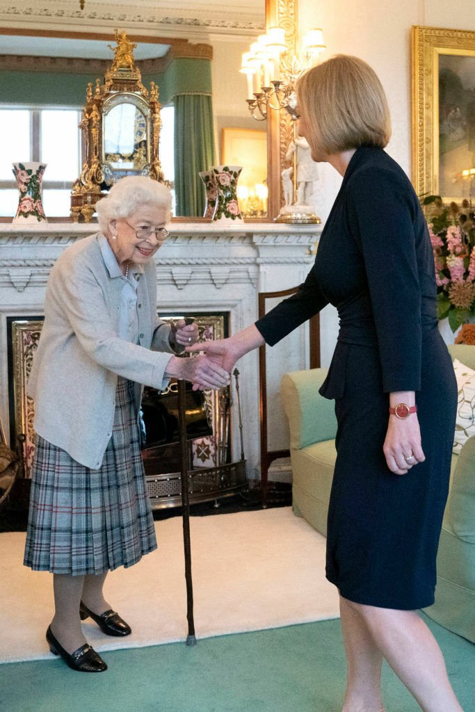 Regina Elisabeta și Liz Truss la ceremonia de investire - 2