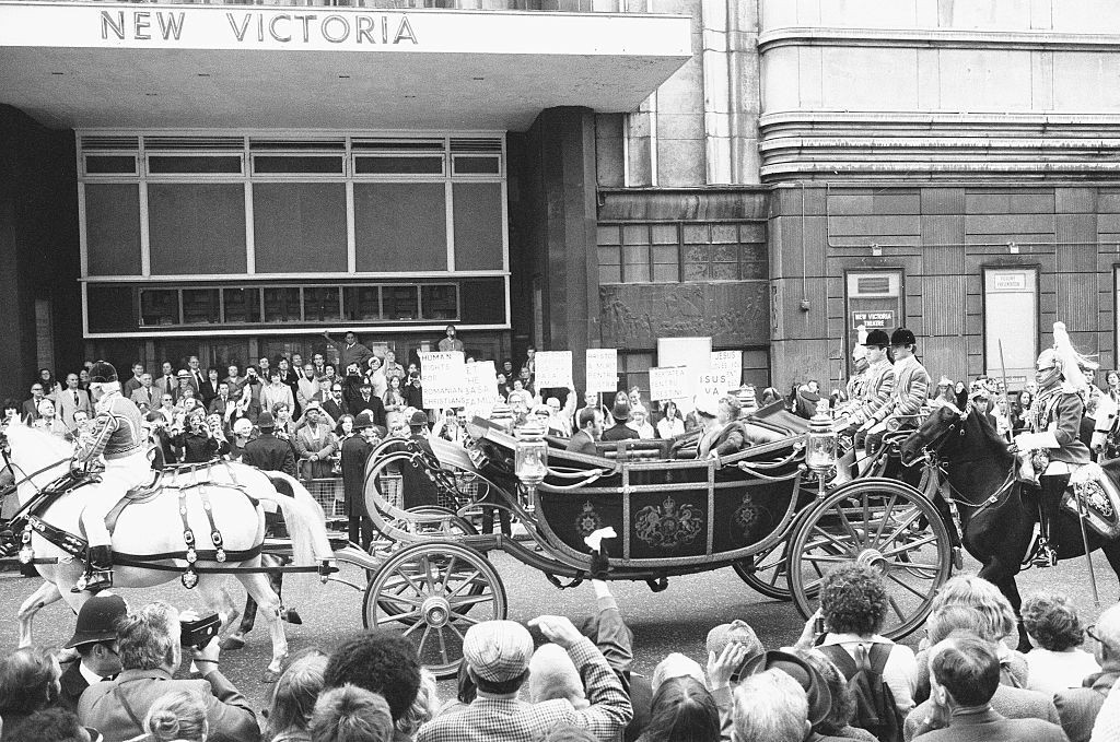 Ceaușescu, primul lider comunist primit la Buckingham de Regina Elisabeta. Suverana s-a ascuns într-un tufiș pentru a-l evita