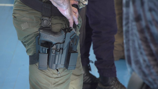 Poliția Română renunță la „bătrânul baston”. Noile arme telescopice sunt mult mai eficiente