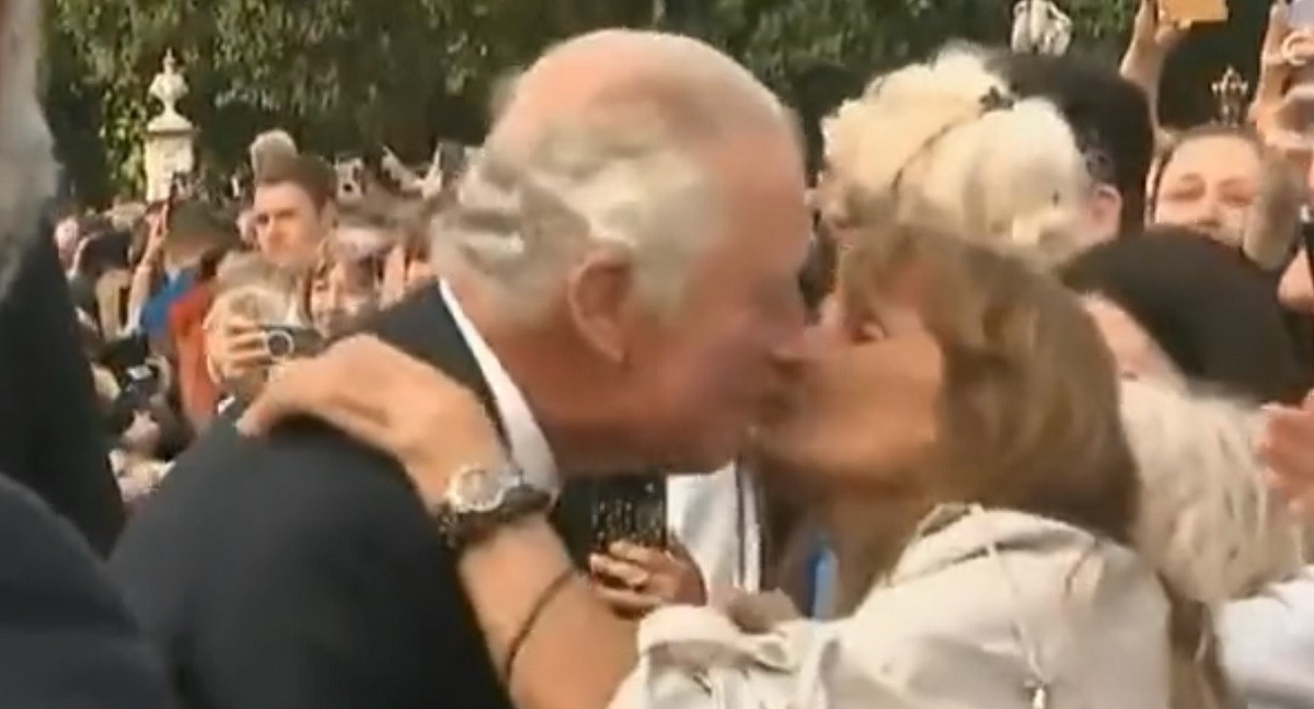O femeie l-a sărutat pe Charles al III-lea în timp ce regele saluta mulțimea adunată în fața Palatului Buckingham | VIDEO