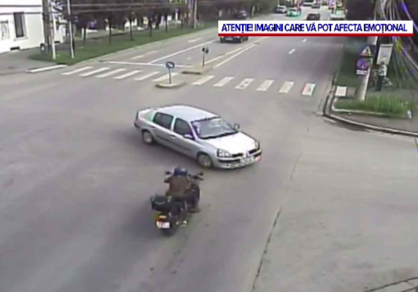 Impactul violent dintre o motocicletă și un autoturism, la Timișoara. Ce s-a întâmplat cu motociclista