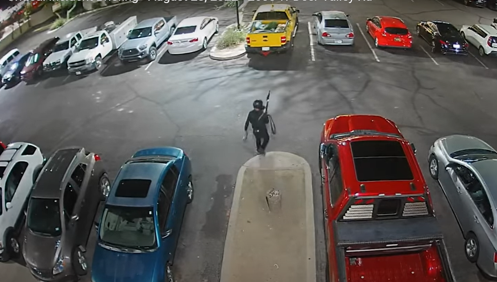 Imagini șocante. Cum era echipat un bărbat care a tras zeci de împușcături în parcarea unui motel. VIDEO