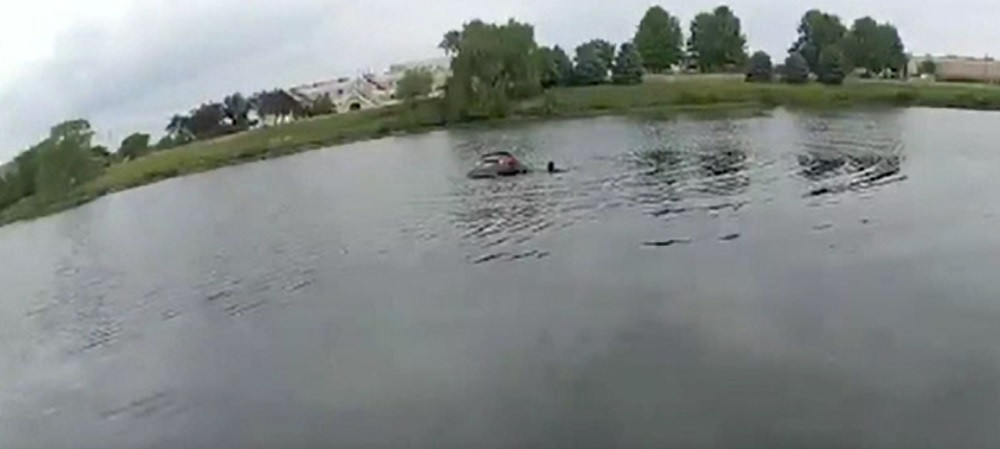 Un șofer din SUA a ajuns cu mașina într-un lac, după ce i s-a făcut rău la volan. Bărbatul a fost scos din apă inconștient