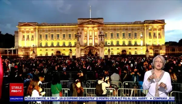 Românii, printre zeci de mii de oameni adunați la porțile Palatului Buckingham. Cum și-au luat rămas bun de la regină