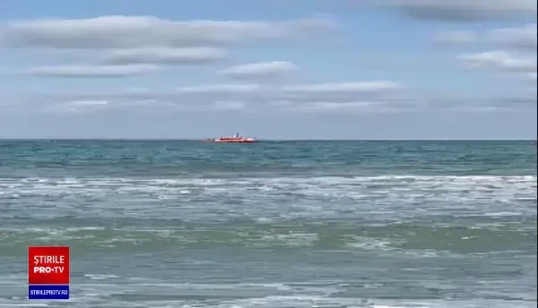 La un pas de tragedie în Vama Veche. Un bărbat care făcea kite surfing a căzut în Marea Neagră