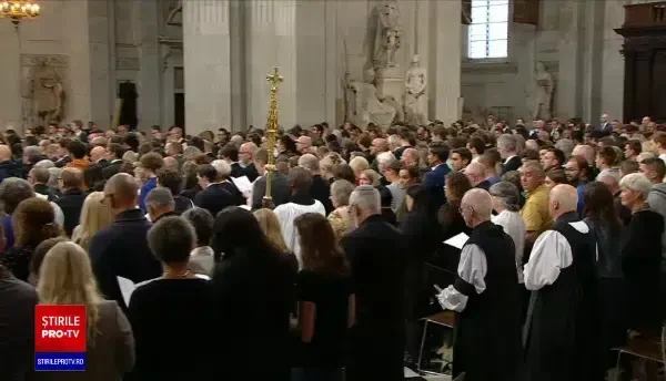 La încoronarea sa, Regele Charles al III-lea și-a adus aminte ziua în care mama sa devenea regină: ”Exersa să poarte coroana”